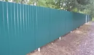 Забор из окрашенного профнастила