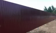 Забор из окрашенного профнастила двустороннего